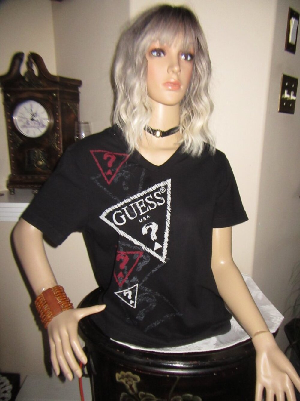 Ladies Size small – Or unisex Brand Guess Tshirt Black